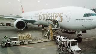 Cargo unloading from Emirates Boeing 777-300ER #airtravel #emirates #dubai