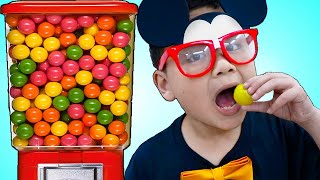 Lyndon and Jannie Pretend Play with Magic Mickey Mouse and Elsa Gumball Machine Toys Video for Kids