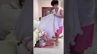 父女俩故意整蛊妈妈，妈妈的这个反应亮了！#funny#爸爸带娃#整蛊