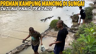 Preman Kampung Mancing Di Sungai Saat Hujan Deras! Inilah Hasilnya!