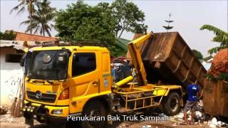 Pengangkutan Sampah oleh Dump Truck Bandung