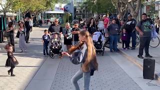 Girls Like You - Maroon 5 - Violin Covered by this street performer is actually incredible...