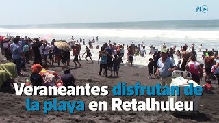 Veraneantes disfrutan de la playa en Champerico, Retalhuleu | Prensa Libre