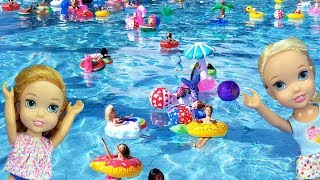 Super FLOATIES party ! Elsa and Anna toddlers - pool - Barbie - lazy river - wat