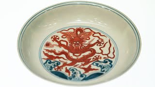 [Antique Appreciation]Blue-and-white and Red Dish with Dragon in Sea Design|National Museum of China