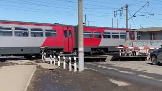 Дизель-поезд на переезде в Оренбурге/ Ein Dieselzug auf einem Bahnübergang