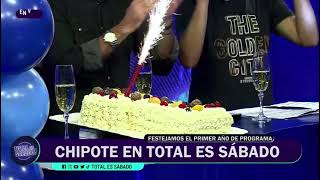 ¡Y así brindamos junto a Chipote en nuestro primer cumpleaños de Total es sábado!