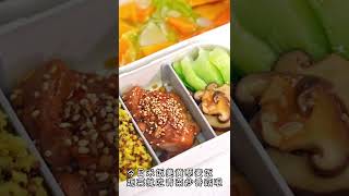 带饭打卡第五天！教你几分钟作出美味的健康便当，减脂又美味！今日午餐:哈佛蔬菜汤+青菜炒香菇+蒜香鸡排+藜麦饭！#健康便当#上班族午餐#快乐减脂餐#哈佛蔬菜汤#青菜炒香菇#蒜香鸡排#3分钟便当