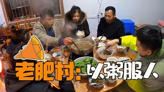 Laofei entertaining guests is very unique, using ice porridge with hot pot?