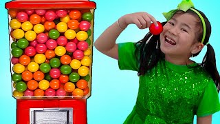Jannie Plays with Colorful Gumball Machine Kids Toy