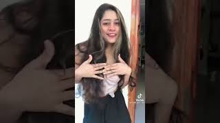 පොඩි කෙල්ලේගේ tiktok dance එක බලහල්ලකෝ