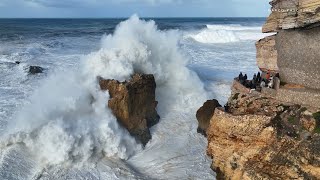 Die Monsterwellen von Nazaré in Portugal