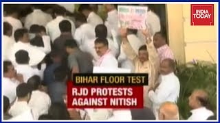 RJD And Congress MLAs Are Protesting Against Nitish Kumar's "Betrayal"