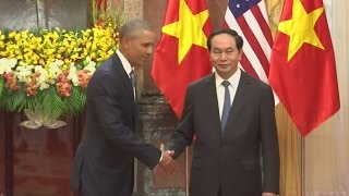 Barack Obama lifts arms embargo on Vietnam
