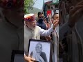 PM Modi stops his car to accept the painting by a girl in Shimla