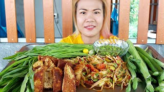 หนังหมูเจียวกรอบๆกับตำบักหุ่งเผ็ดๆ ผักบุ้งมาเป็นกำๆแซบหลายจร้าา