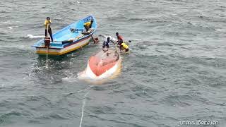 நடுக்கடலில் கவிழ்ந்த படகை மீட்கும் மீனவர்கள்/MIDDLE SEA BOAT ACCITENT/RESCUE FISHERMAN