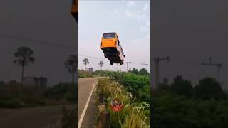 💥மேட்டில் இருந்து பள்ளத்தில் தாவிய பேருந்து🫣🚍| #ai #aivideo #automobile #hornsound #shorts #trending