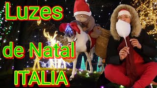 Incrível cidade iluminada, jardim das luzes de Natal na Italia.