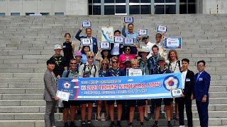 [단체촬영] “Challenge Korea”, “Sweden Jamboree Fighting”...국회 잔디밭광장 계단 / 2023년 도전한국인 대한민국 문화예술인상 시상식