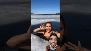 এখানে মেয়েটি বরফ খাইতাছে 💪💪💪#vlog #ytshorts #vlog #snow #icequeen #winter #ice #shorts #trending