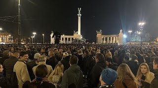 Megtelt a Hősök tere a péntek esti kormányellenes tüntetésen