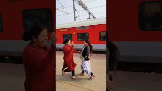 ଭଉଣୀ ମିଳନ Sisters at Railway Station #love #sister #family #shorts #odiavlog #odia #odisha