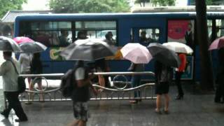 雨の日のバス停前.MOV