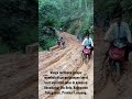 Pelajar berat perjuangan saat melintasi jalan di kawasan Kec. Ulu Belu, Kab. Tanggamus, Lampung.