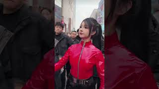 AI机器人莎莎街头表演秀。引路人围观，真假难辨。可爱美女机器人。AI robot imitation show.Cute beauty robot.