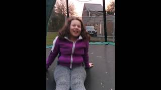 mislukte stuntjes op trampoline !