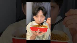 would be a great food reviewer, #chenxingxu ?. The way he eats look yummy😋😋 #เฉินซิงซวี่