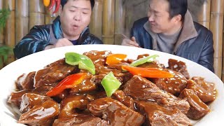 300 yuan bought a piece of beef brisket  and his second brother made ”braised beef brisket in soy s