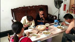 阜阳人真能吃！干农活回家煎鸡汤，一锅一人一盆全吃光