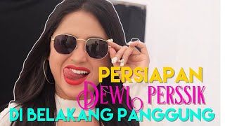 PERSIAPAN DEWI PESSIK DI BELAKANG PANGGUNG