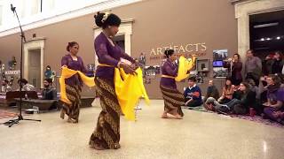 Gambyong Pangkur dance by Sari Raras Irama