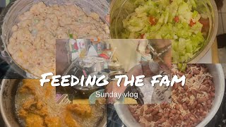 Sunday VLOG | Feeding the Fam | Rice and Peas, Fried Chicken, Toss Salad + Macaroni Salad👩‍🍳