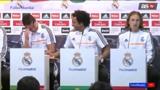 Cristiano Ronaldo e Marcelo rindo durante entrevista