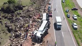 Carreta tomba na Serra de São Vicente e população saqueia carga!