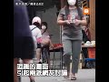 防疫新法寶？婦人買菜帶拖把引熱議