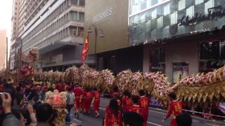 舞動世界最長嘅紅色巨龍 - 舞動超級長龍 (破健力士紀錄) - 舞龍 (香港龍獅節) - 一生難得一見 (想看更多影片記得訂閱)