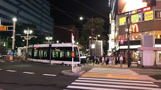 【北海道札幌市】すすきの交差点 市電の曲がる風景 1100形「シリウス」