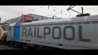 187 003-9 und 187 341-3 und 383 218-5 (kalt) mit einem Güterzug in Linz Hbf am 11.11.2023