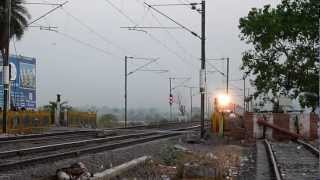 Brand New ET WAP-4 # 22916 tears past Mandideep LC @ 110 Kmph!!