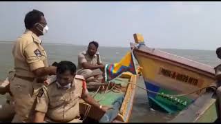 సముద్రంలో శ్రీలంక బోట్ తో సెల్ఫి/ AP Police selfie with srilanka boat near nizampatnam