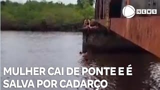 Mulher cai de ponte e é salva por cadarço amarrado pelo namorado