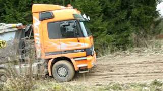 MB Actros 3353 Sattelkipper tut sich schwer am Berg....