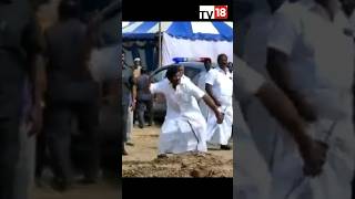 TN Minister SM Nasar Hurling Stones At Party Workers Over Delay In Bringing Him A Chair | CNBC-TV18