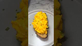 Scrambled Eggs on Toast 🍳 #eggs #breakfast #breakfastrecipe #easyrecipe