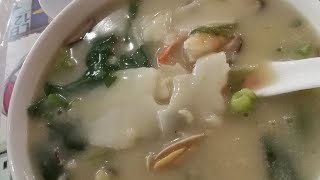 Guobianhu (海鲜锅边糊）Seafood rice flake soup, only need to make two circle with rice mixture